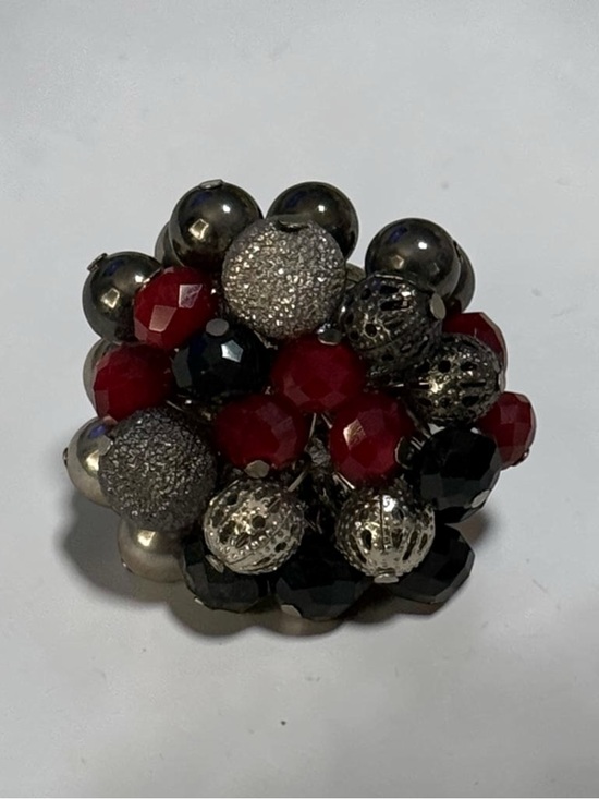 Jewelry - 🫶🏻 Cluster Bead Cocktail Ring in Red, Black and Silver